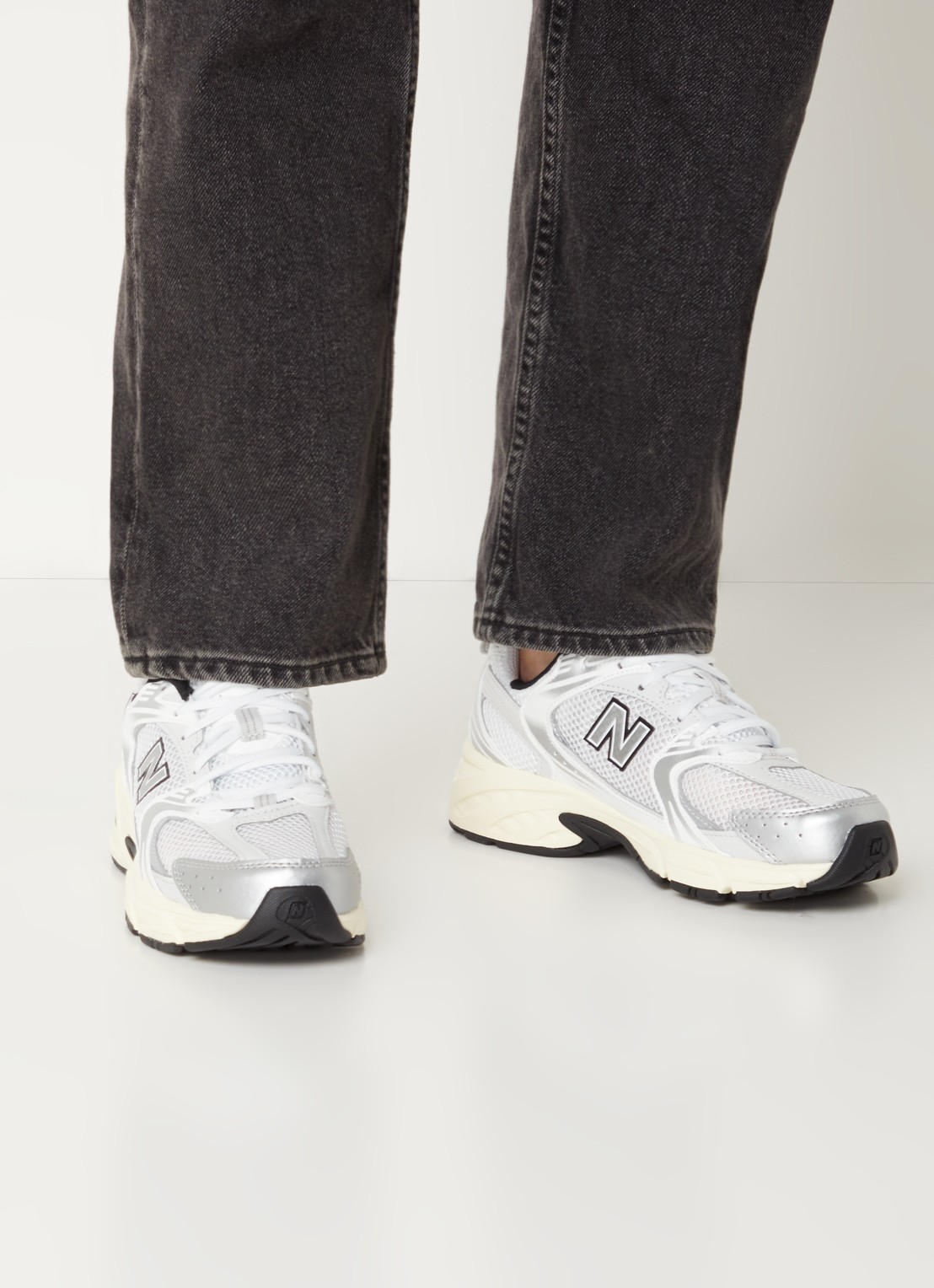 New Balance 530 sneaker met mesh details - voorkant 2 zilver