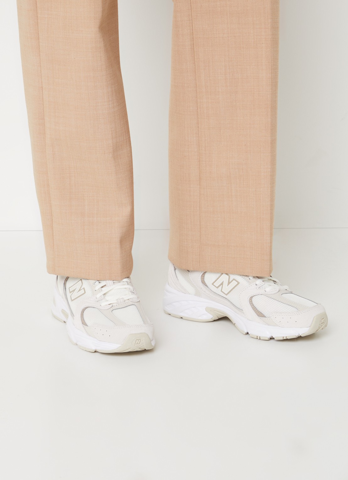 New Balance 530 sneaker met suède details - voorkant 6 beige
