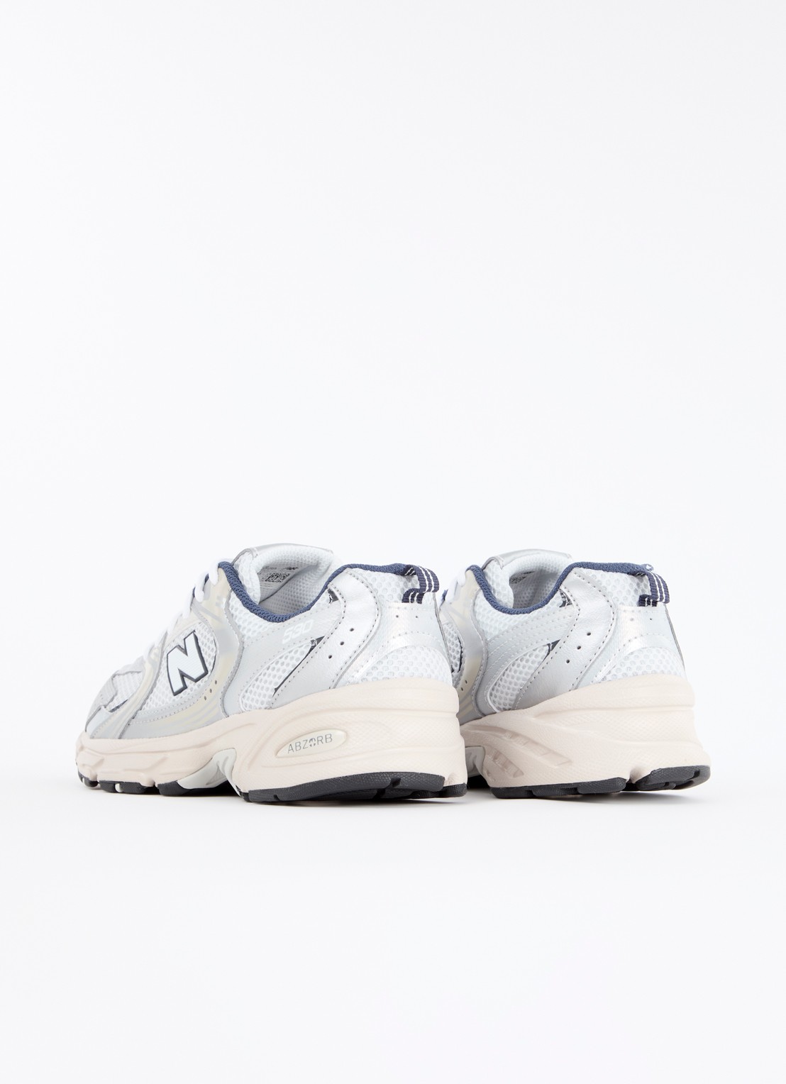 New Balance 530 sneaker van mesh met metallic finish - achterkant 3 lichtgrijs