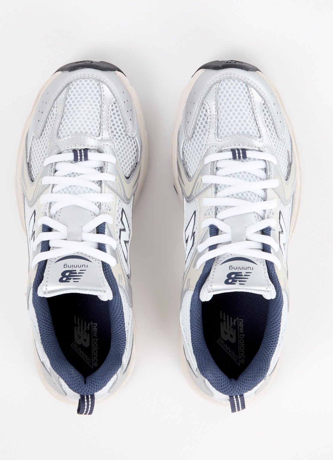 New Balance 530 sneaker van mesh met metallic finish - detail 5 lichtgrijs