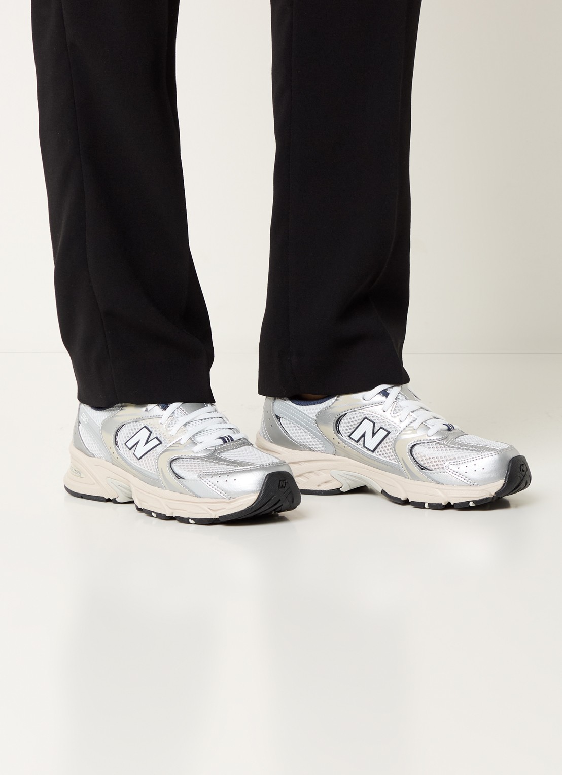 New Balance 530 sneaker van mesh met metallic finish - voorkant 2 lichtgrijs