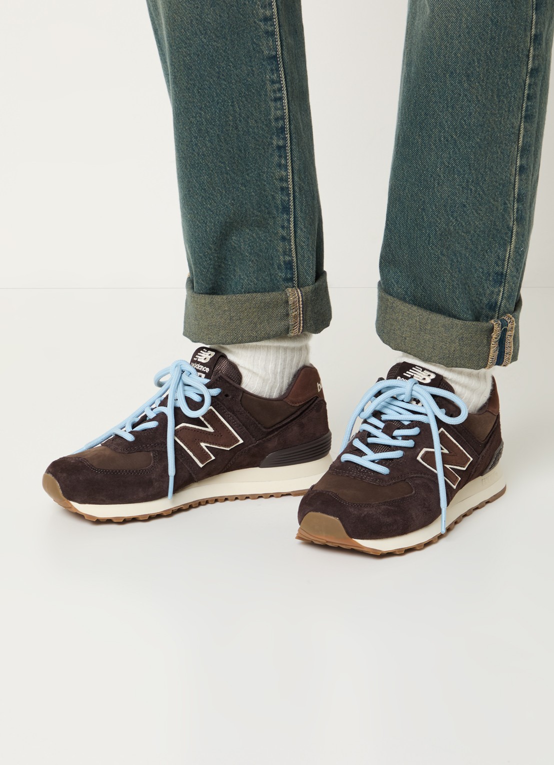 New Balance 574 sneaker van suède met logo - voorkant 3 donkerbruin