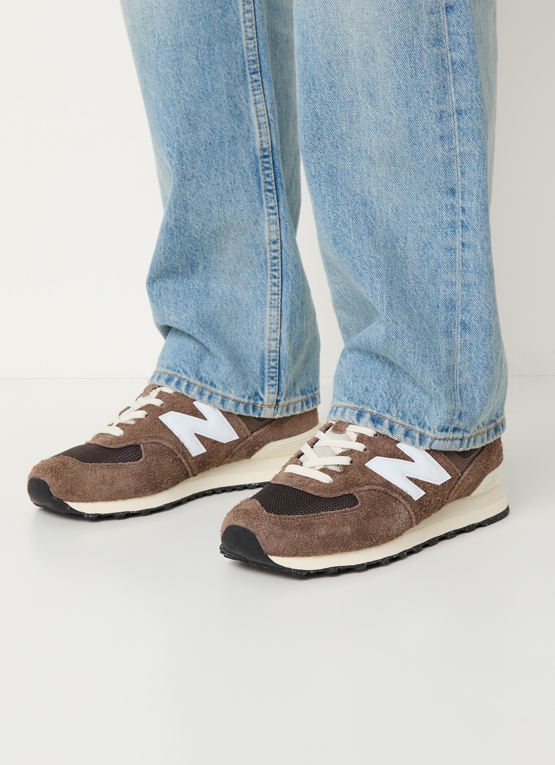 New Balance 574 sneaker van suède met mesh details - voorkant 2 bruin