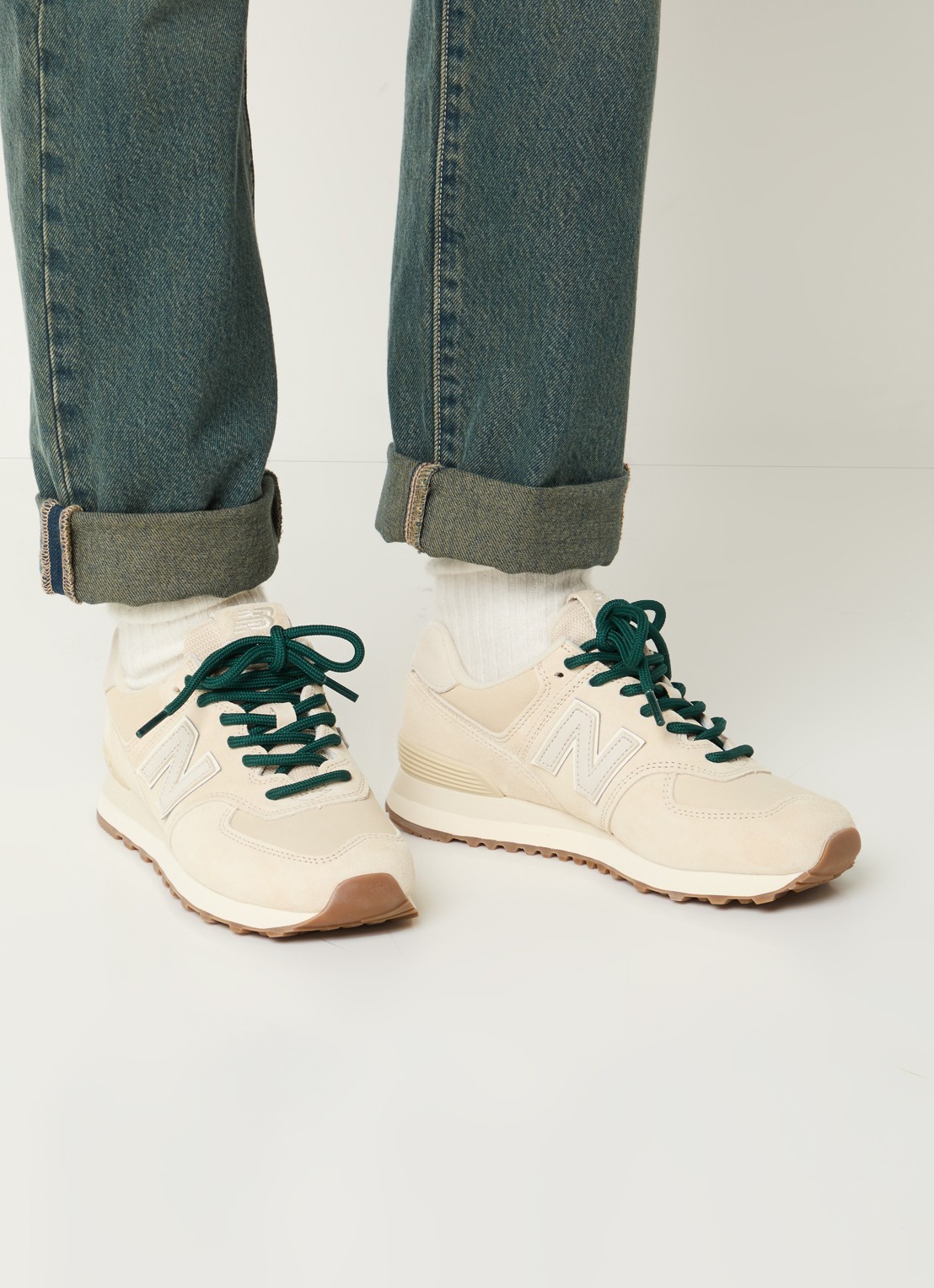 New Balance 574 sneaker van suède - voorkant 2 gebroken wit