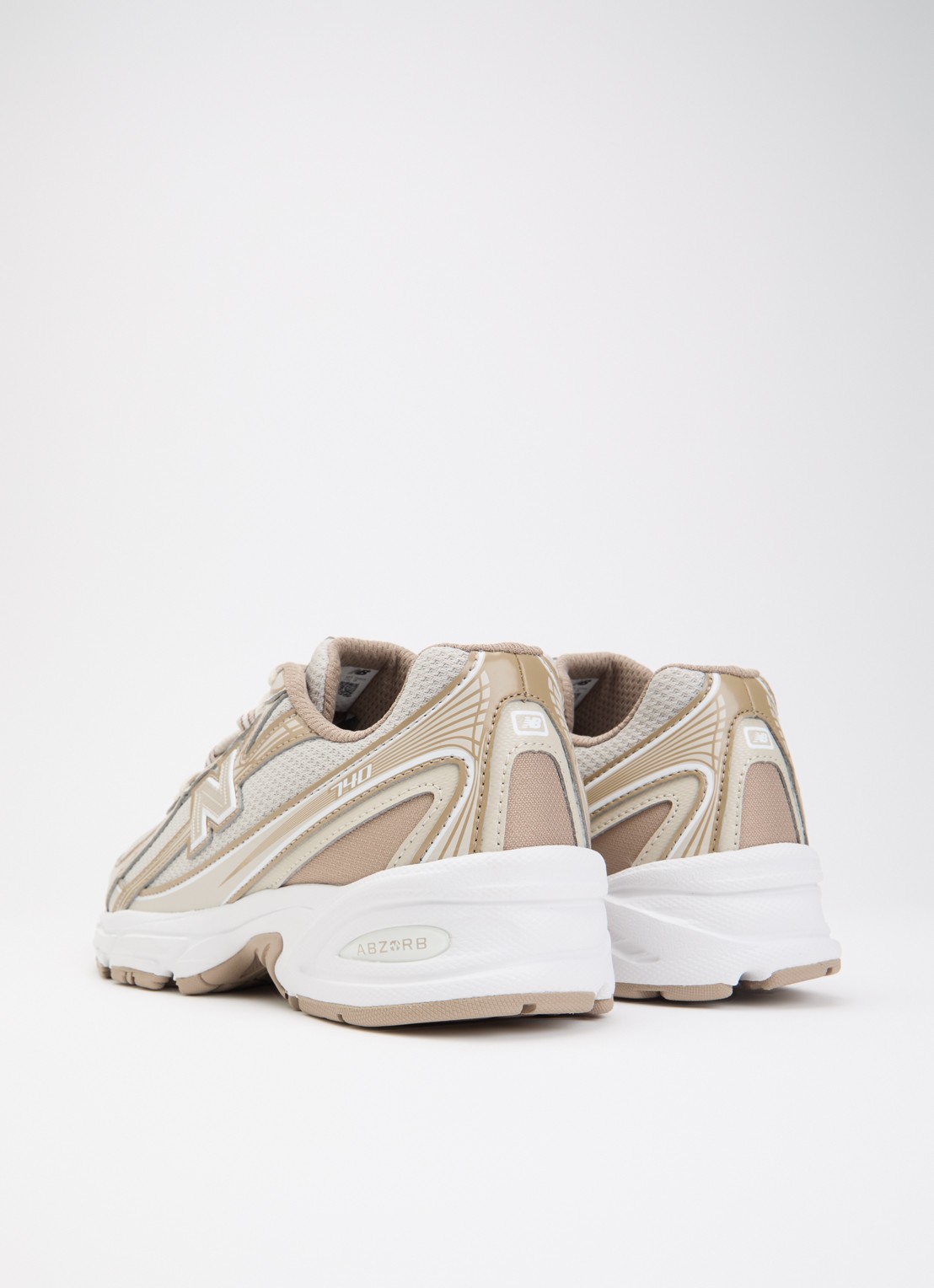 New Balance 740 sneaker met glanzende finish - achterkant donkerbeige