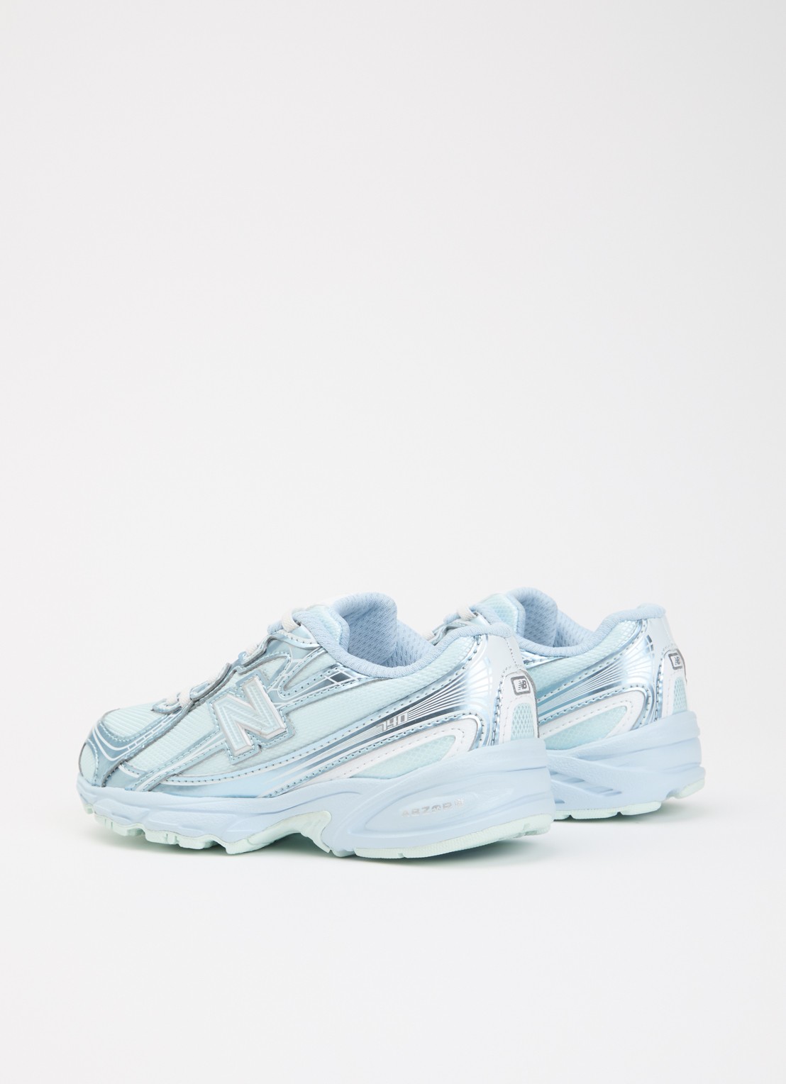 New Balance 740 sneaker met mesh details en metallic finish - achterkant lichtblauw