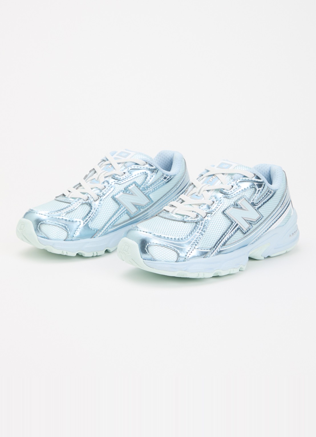 New Balance 740 sneaker met mesh details en metallic finish - voorkant 4 lichtblauw