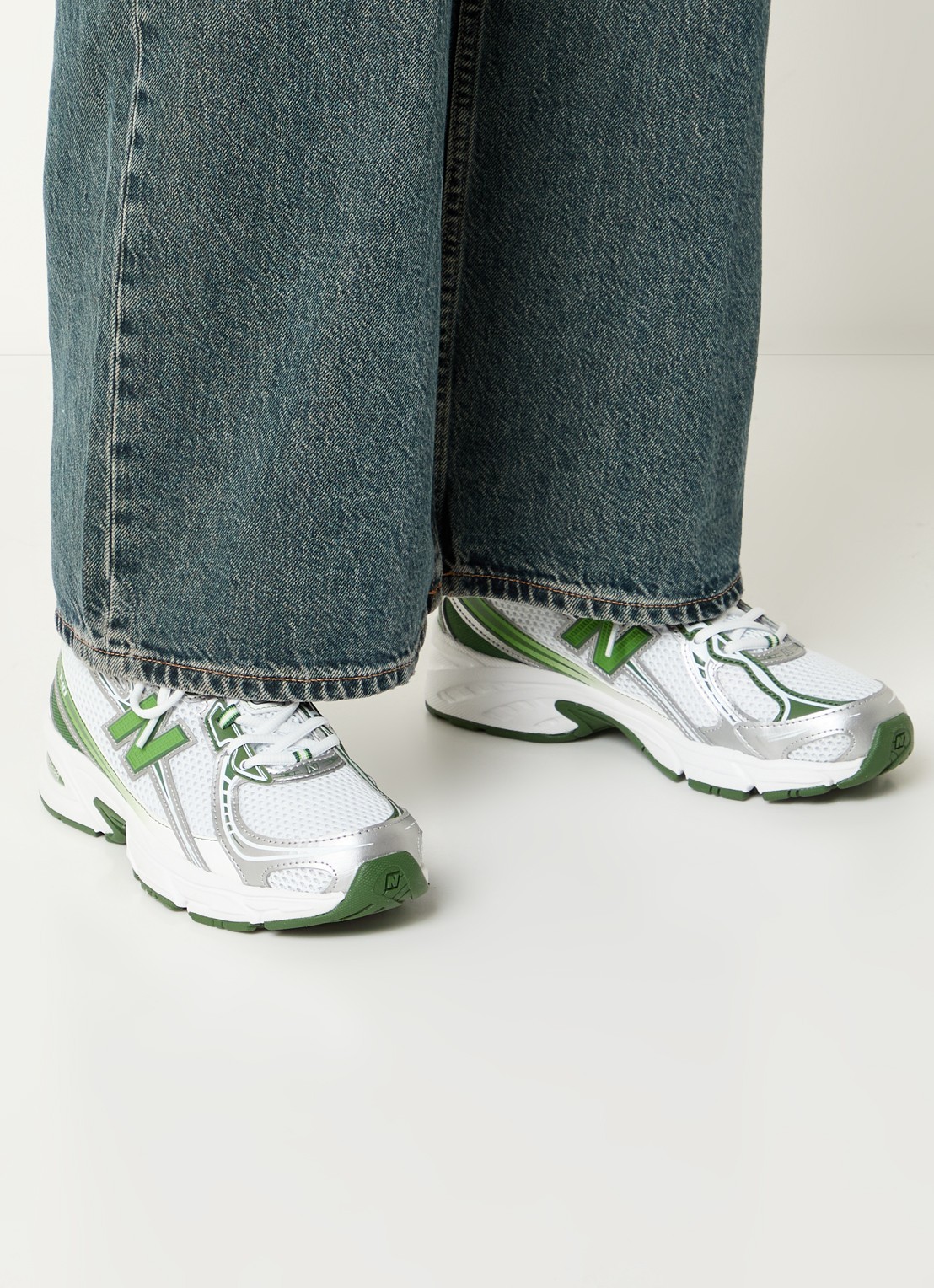 New Balance 740 sneaker met mesh details - voorkant 2 groen