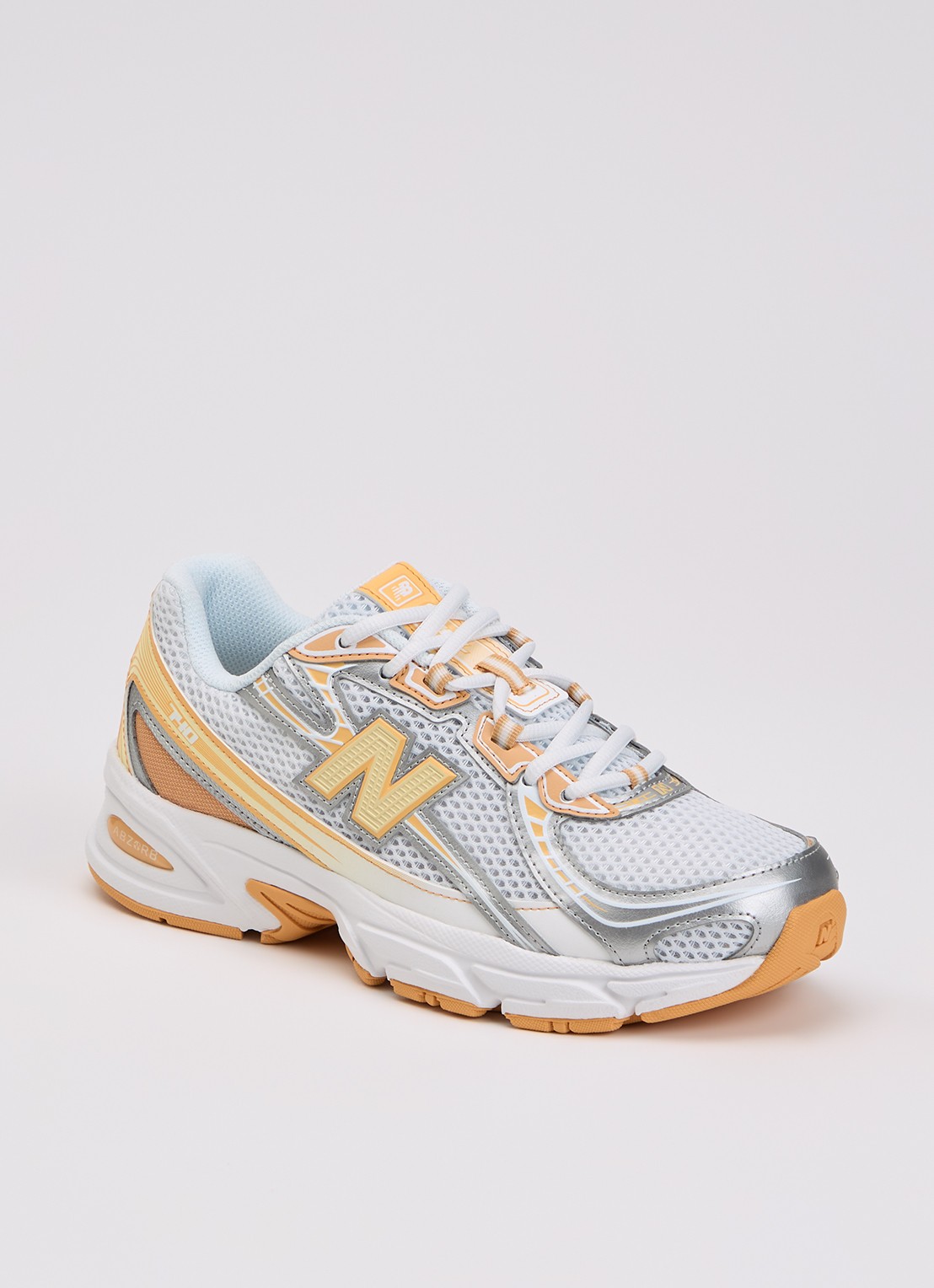 New Balance 740 sneaker met mesh details - voorkant orange
