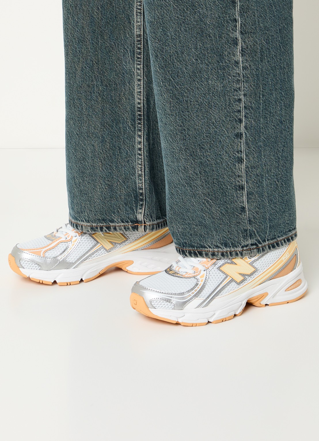 New Balance 740 sneaker met mesh details - voorkant 2 orange