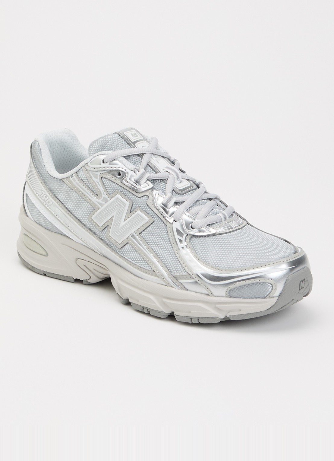 New Balance 740 sneaker met metallic finish en logo - voorkant zilver