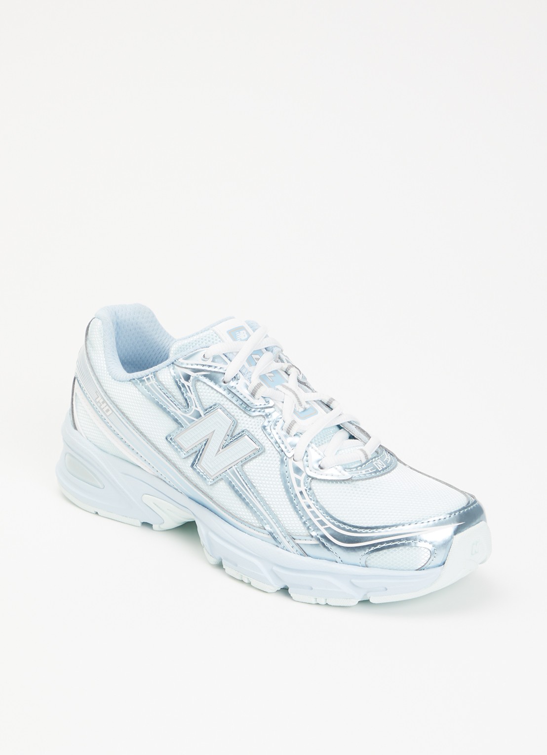 New Balance 740 sneaker met metallic finish - voorkant lichtblauw