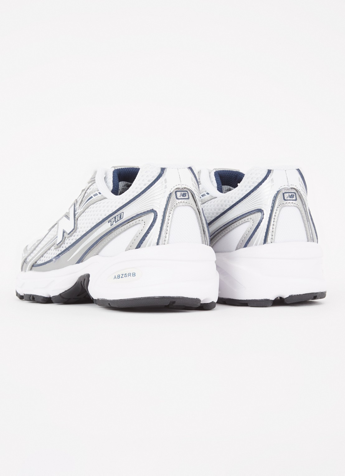 New Balance 740 sneaker van mesh met metallic finish - achterkant zilver