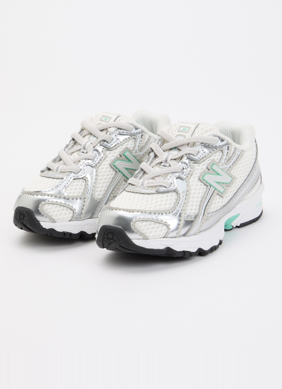 New Balance 740 sneaker van mesh met metallic finish - voorkant 2 zilver