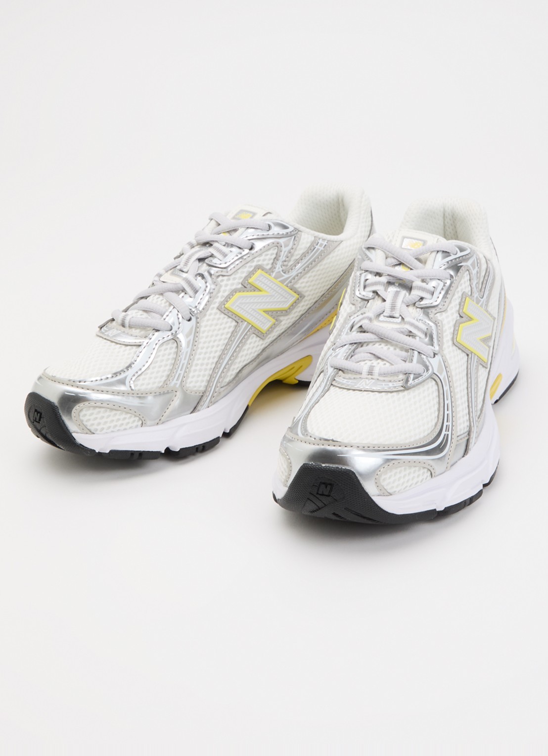 New Balance 740 sneaker van mesh met metallic finish - voorkant 2 zilver