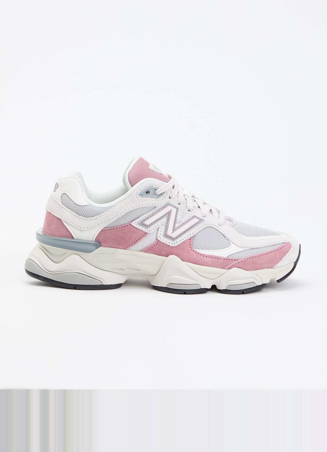 New Balance 9060 sneaker met mesh details en logo  - voorkant roze