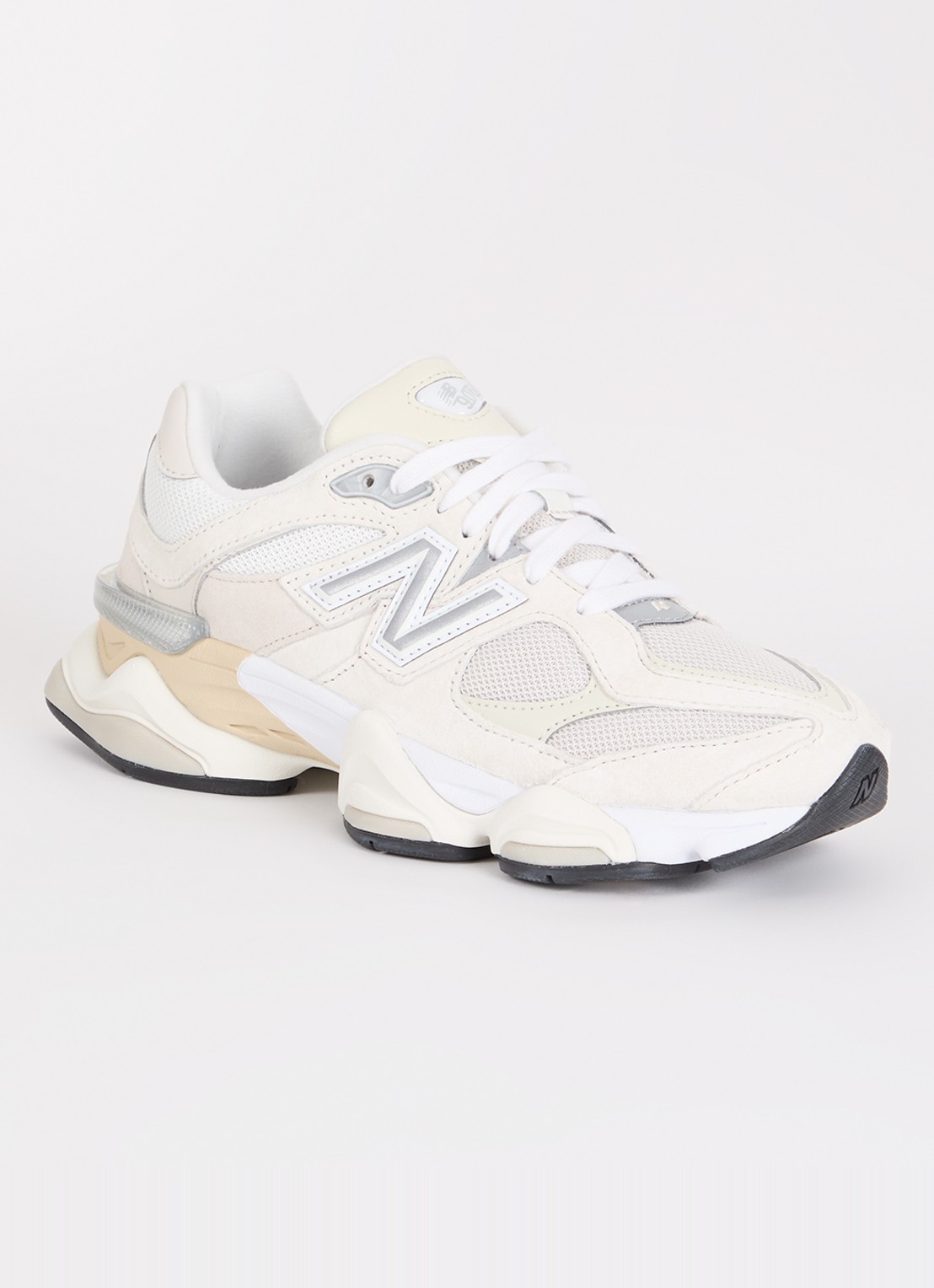 New Balance 9060 sneaker met mesh details - voorkant 4 gebroken wit