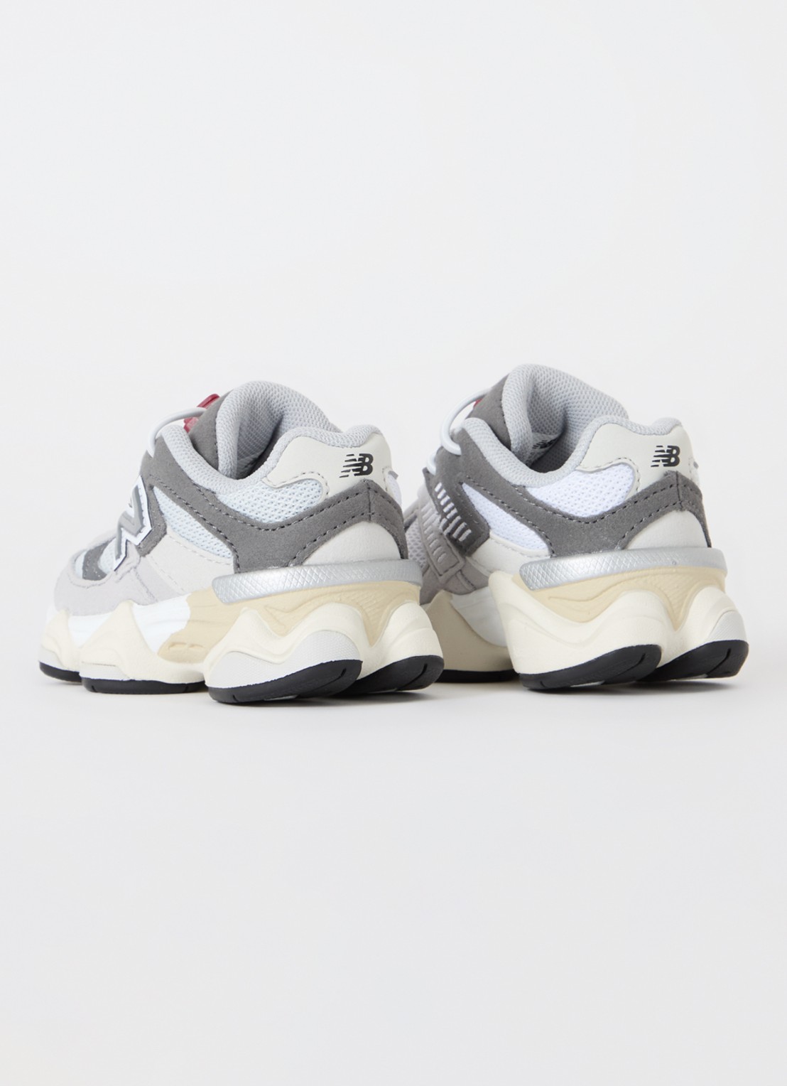 New Balance 9060 sneaker met mesh details - achterkant grijs