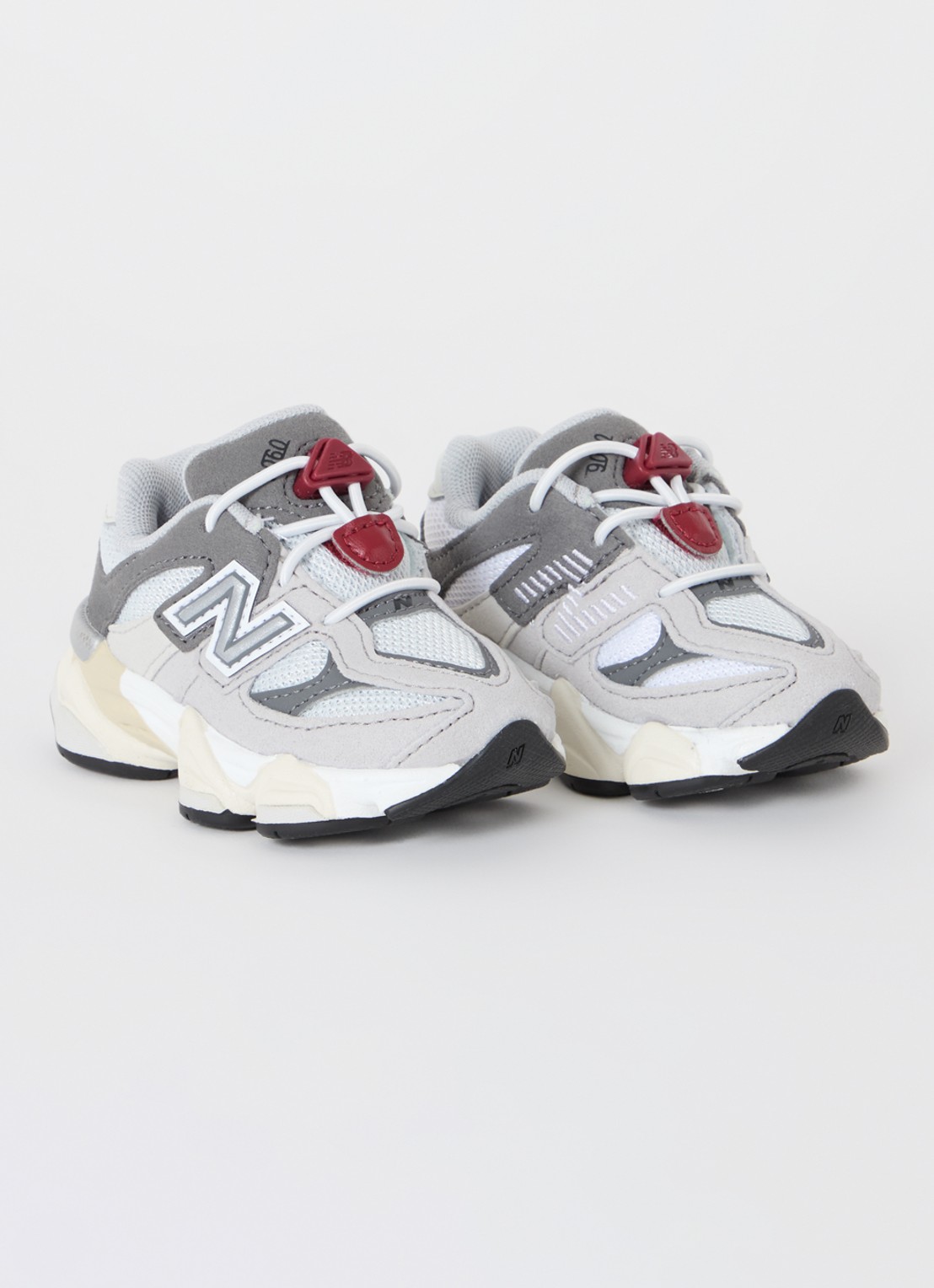 New Balance 9060 sneaker met mesh details - voorkant 3 grijs