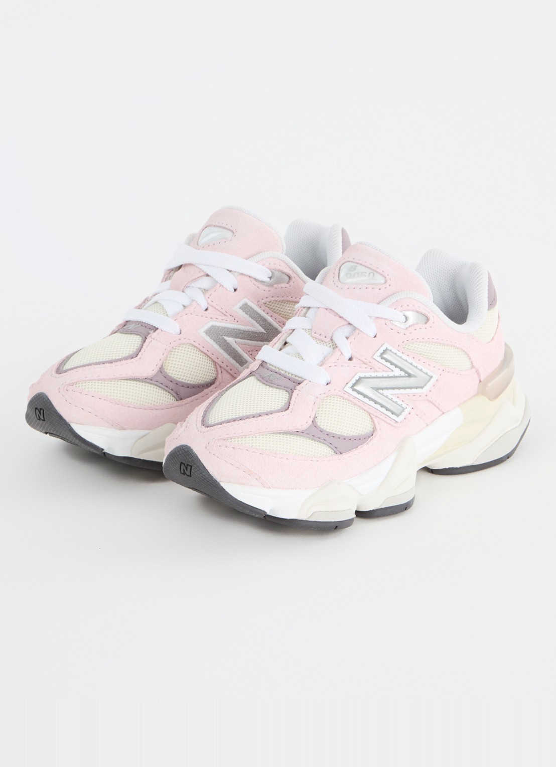 New Balance 9060 sneaker met mesh details - voorkant 4 zalmroze