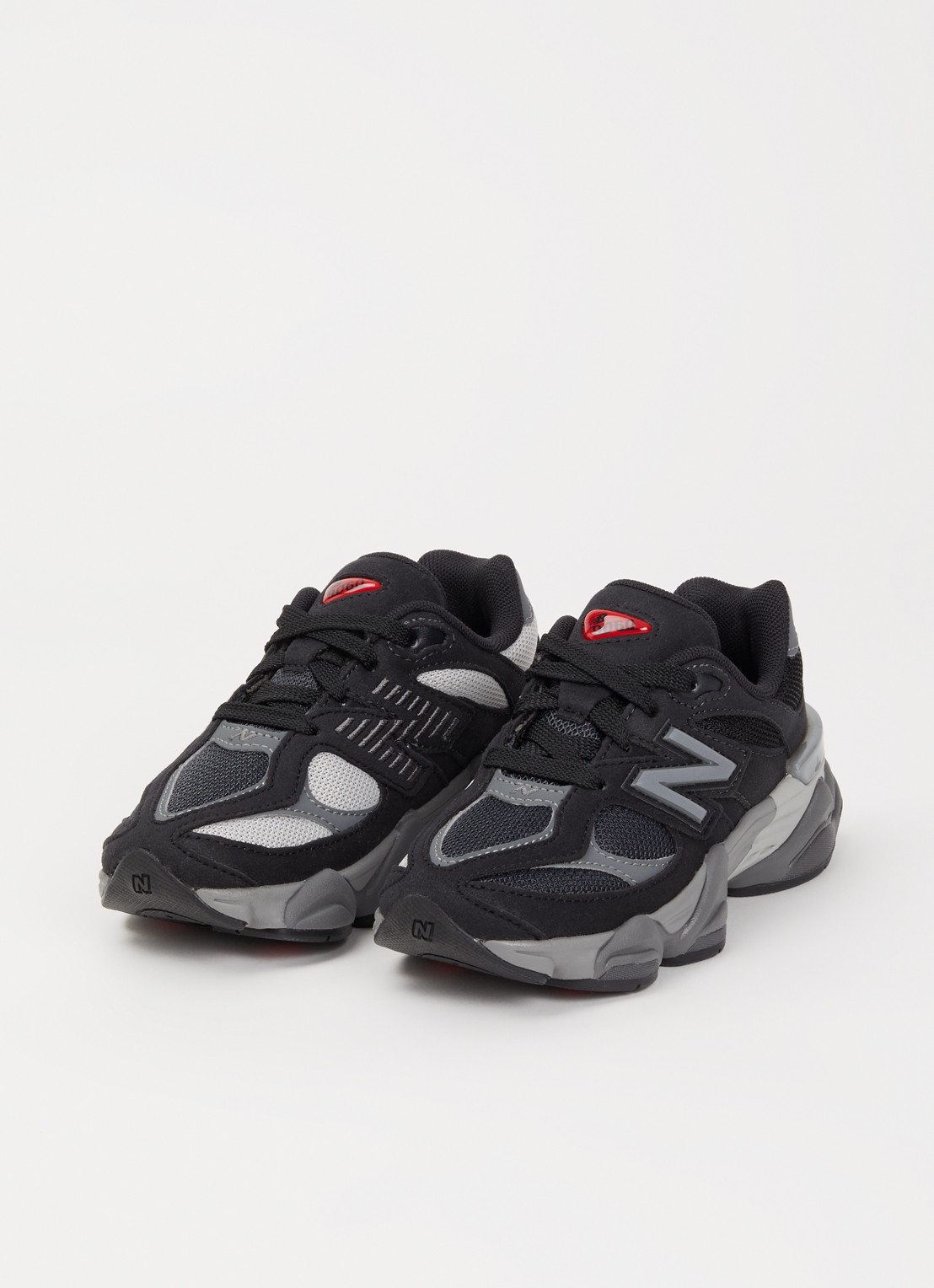 New Balance 9060 sneaker met mesh details - voorkant 3 zwart