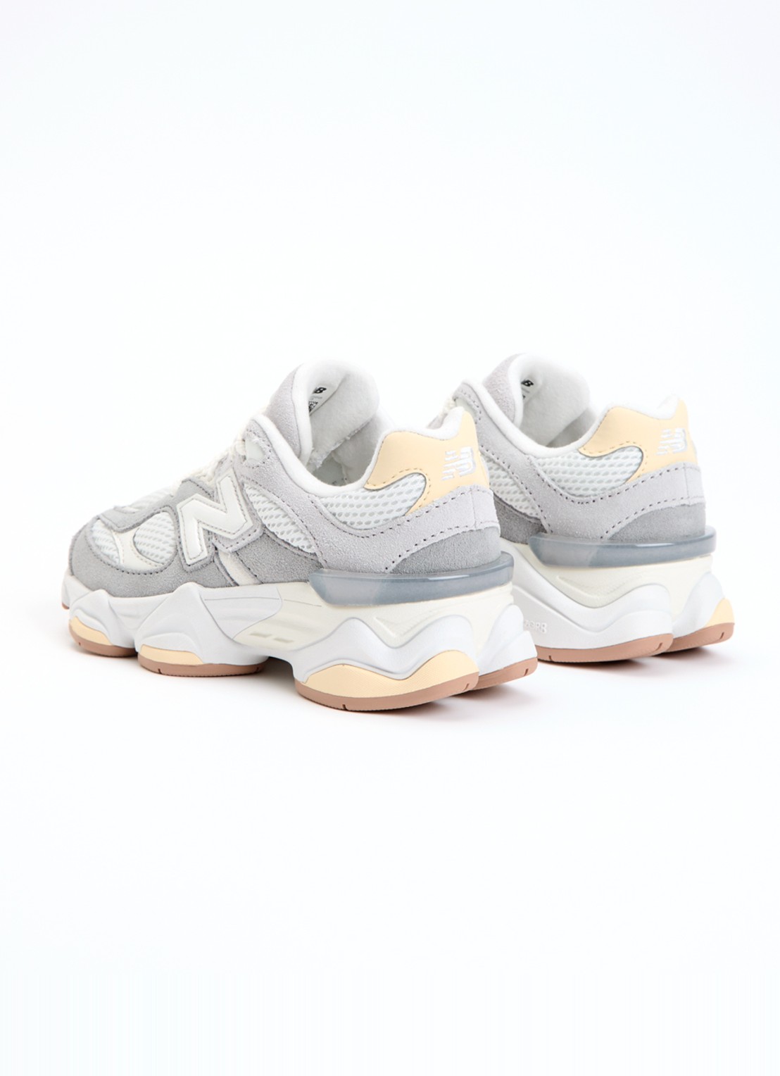 New Balance 9060 sneaker met mesh details - achterkant gebroken wit