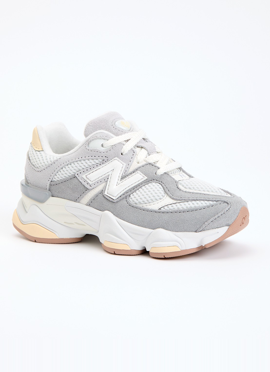 New Balance 9060 sneaker met mesh details - voorkant 2 gebroken wit