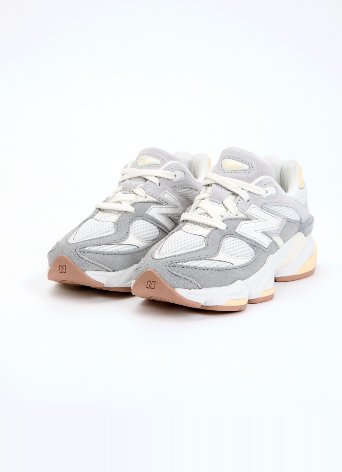 New Balance 9060 sneaker met mesh details - voorkant 3 gebroken wit