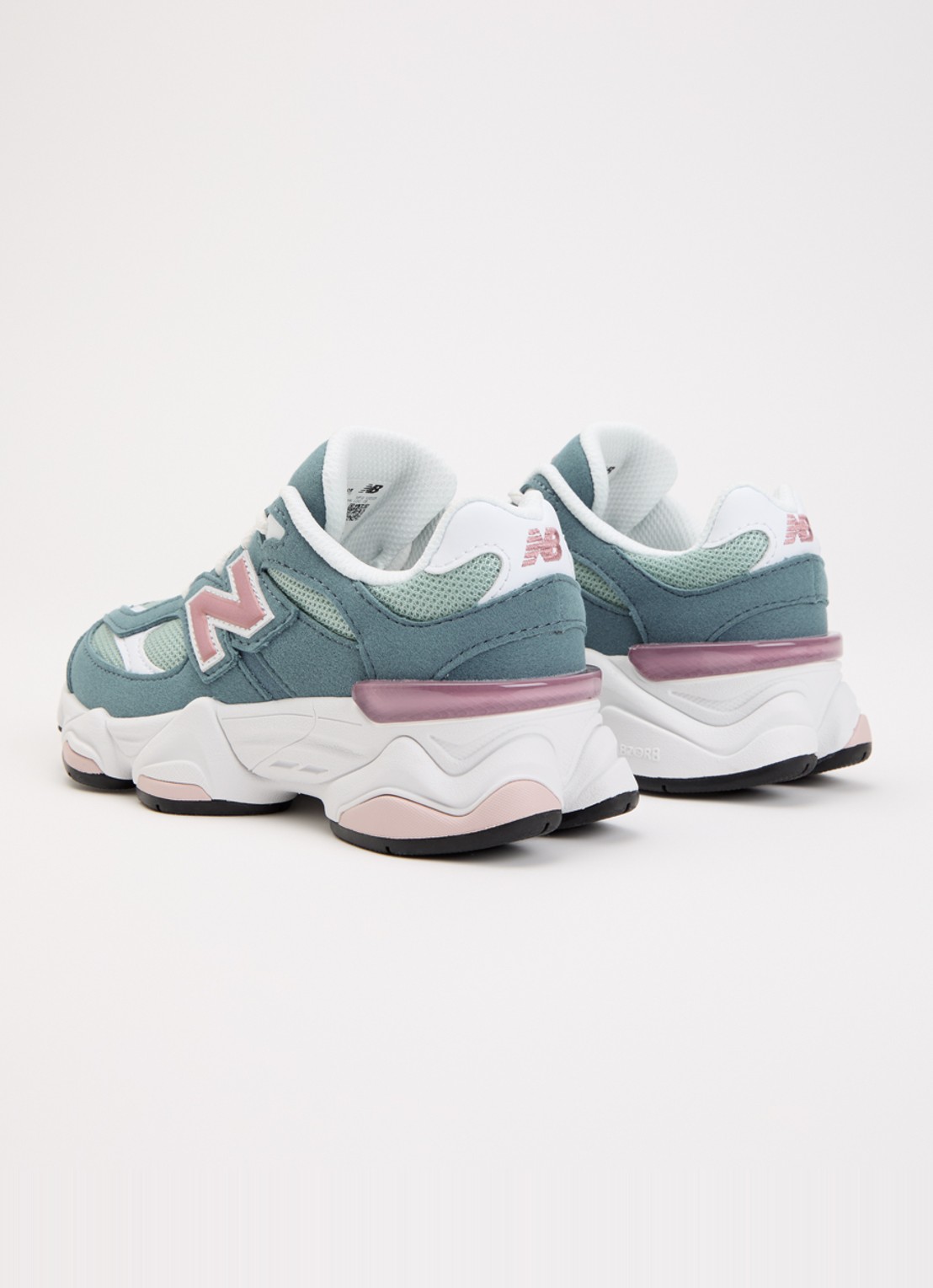 New Balance 9060 sneaker met mesh details - achterkant staalblauw