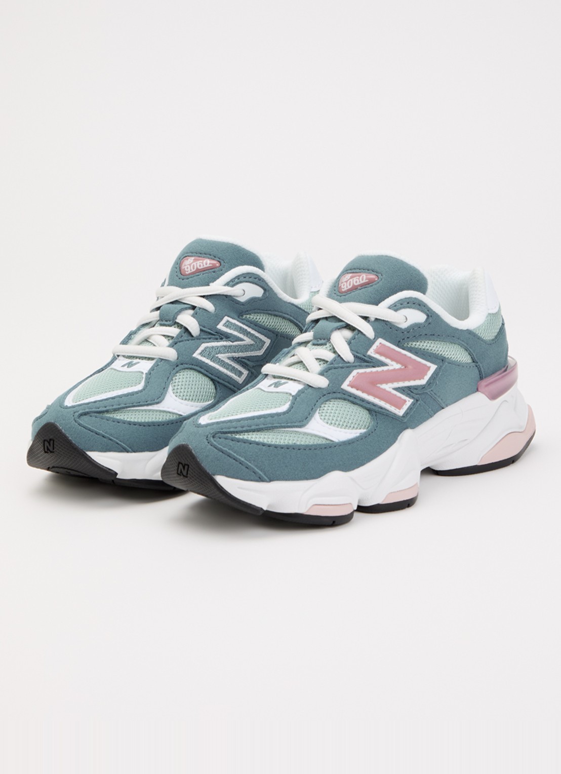 New Balance 9060 sneaker met mesh details - voorkant 4 staalblauw