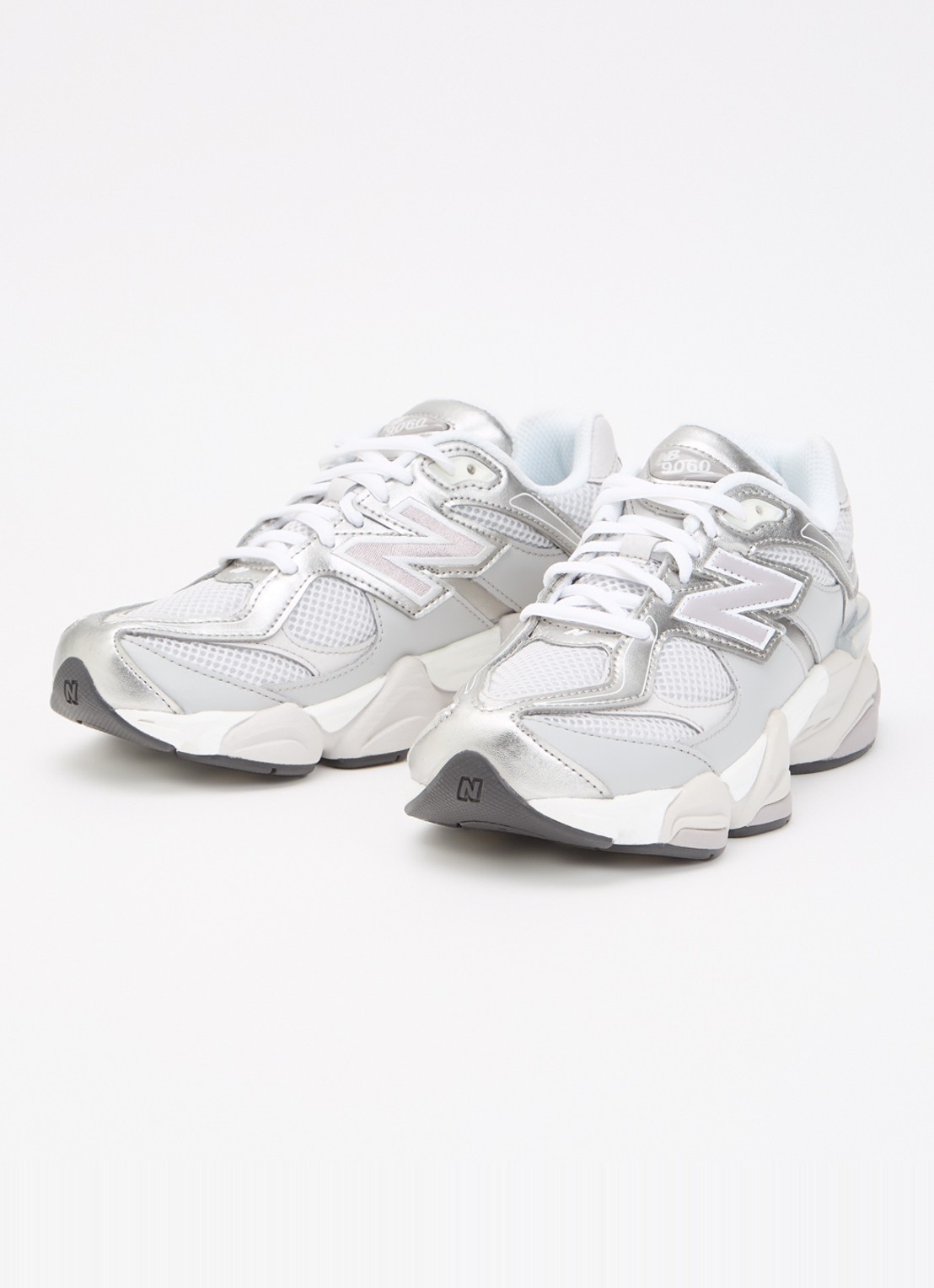 New Balance 9060 sneaker met mesh details - voorkant 3 grijs