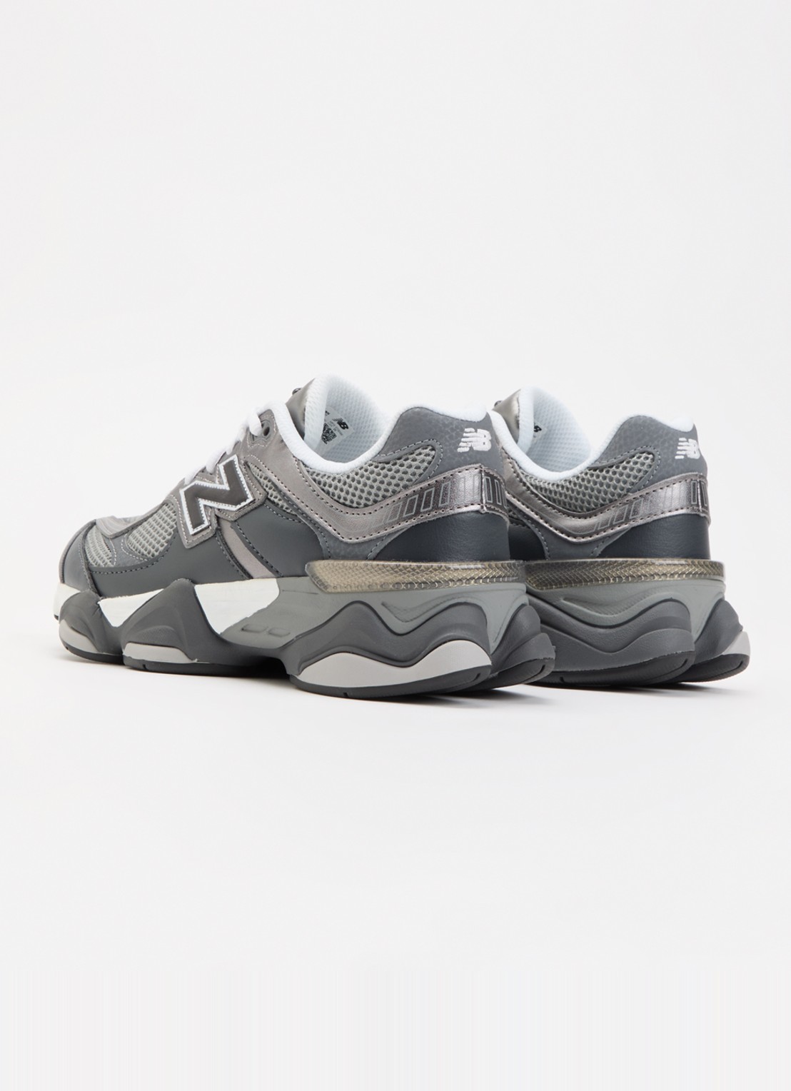 New Balance 9060 sneaker met mesh details - achterkant donkergrijs