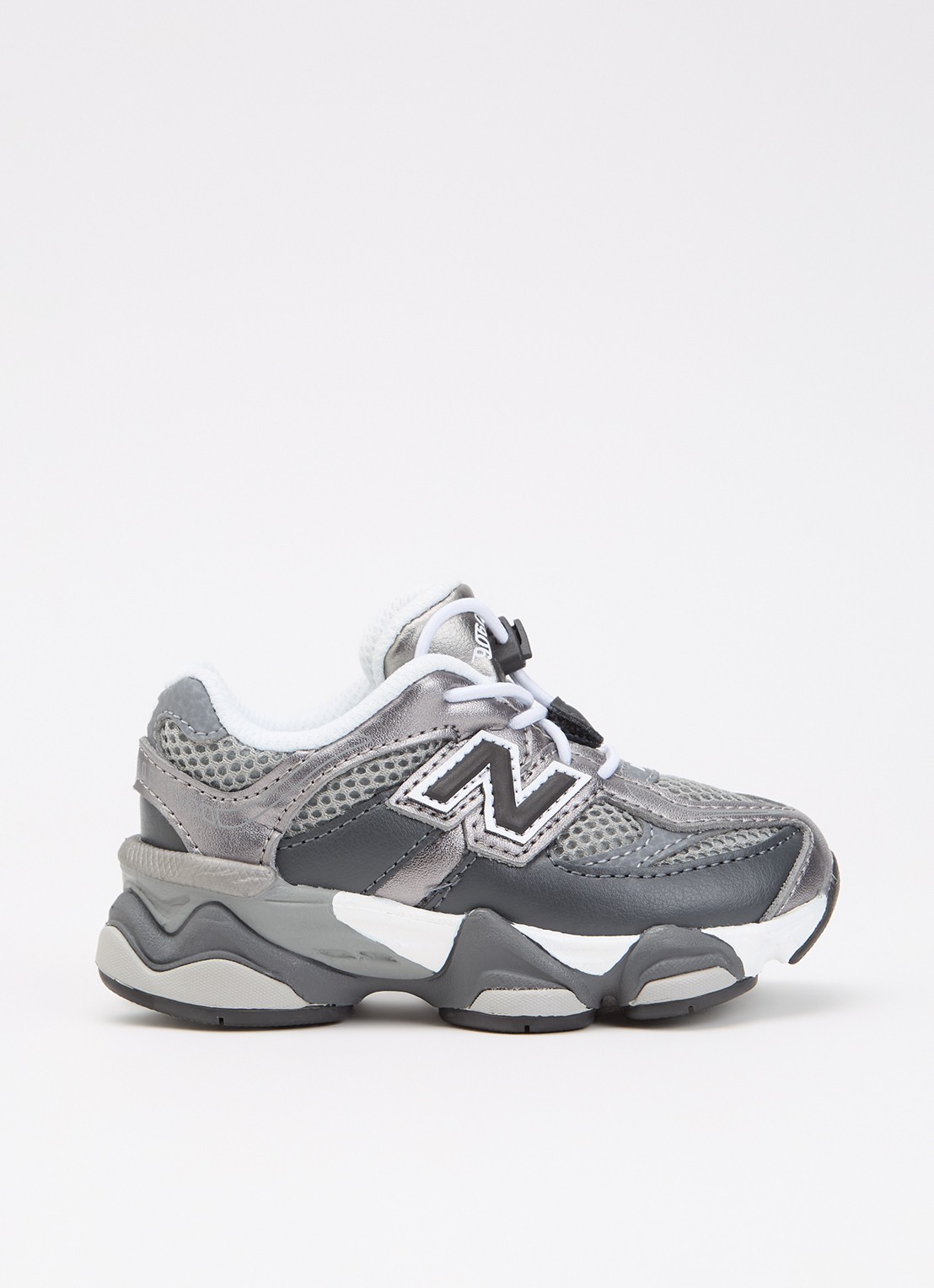 New Balance 9060 sneaker met mesh details - voorkant donkergrijs