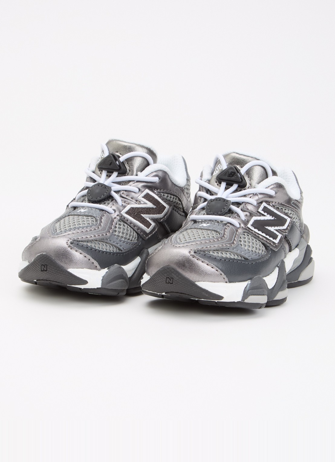 New Balance 9060 sneaker met mesh details - voorkant 2 donkergrijs