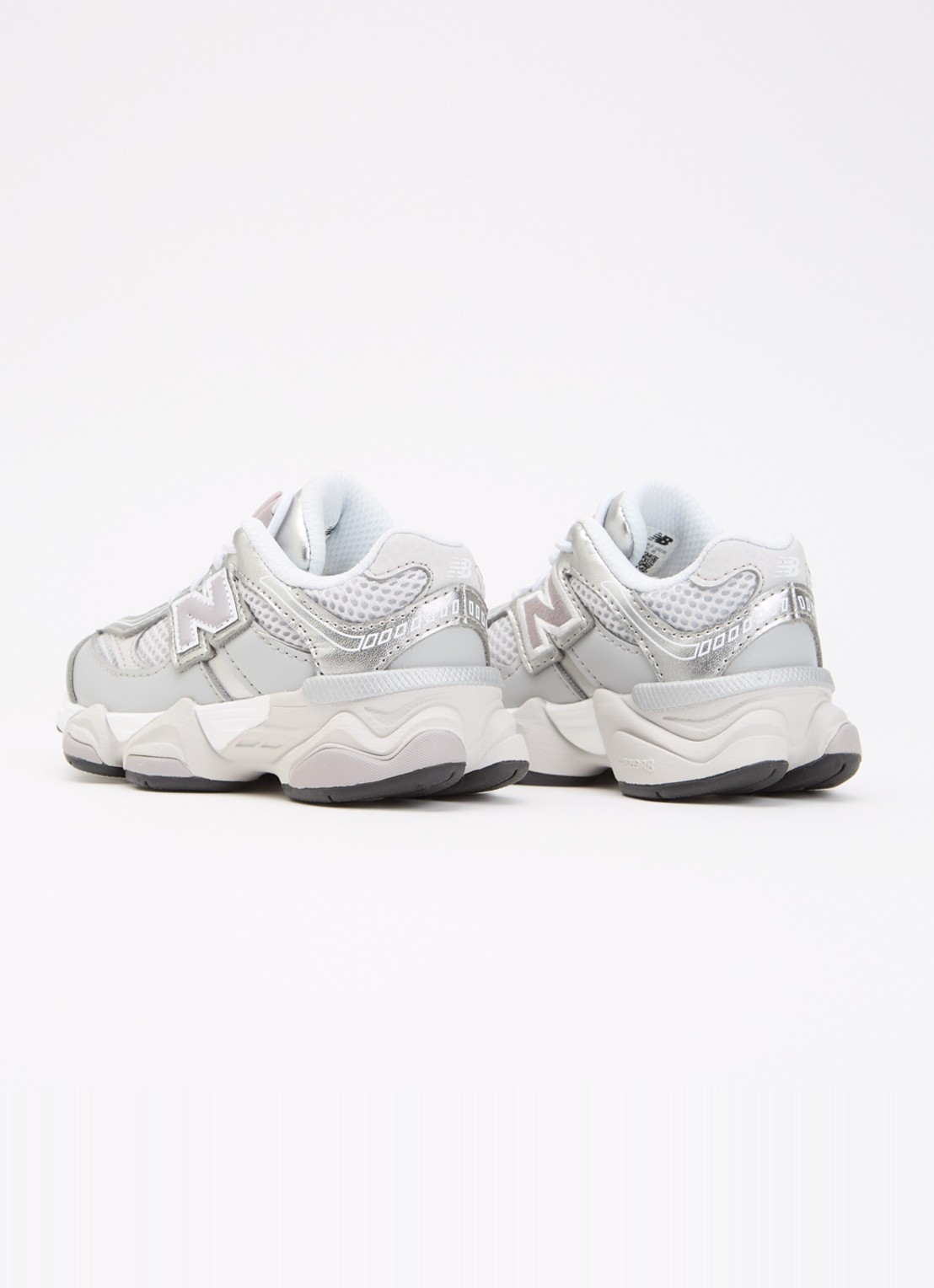 New Balance 9060 sneaker met mesh details - achterkant grijs
