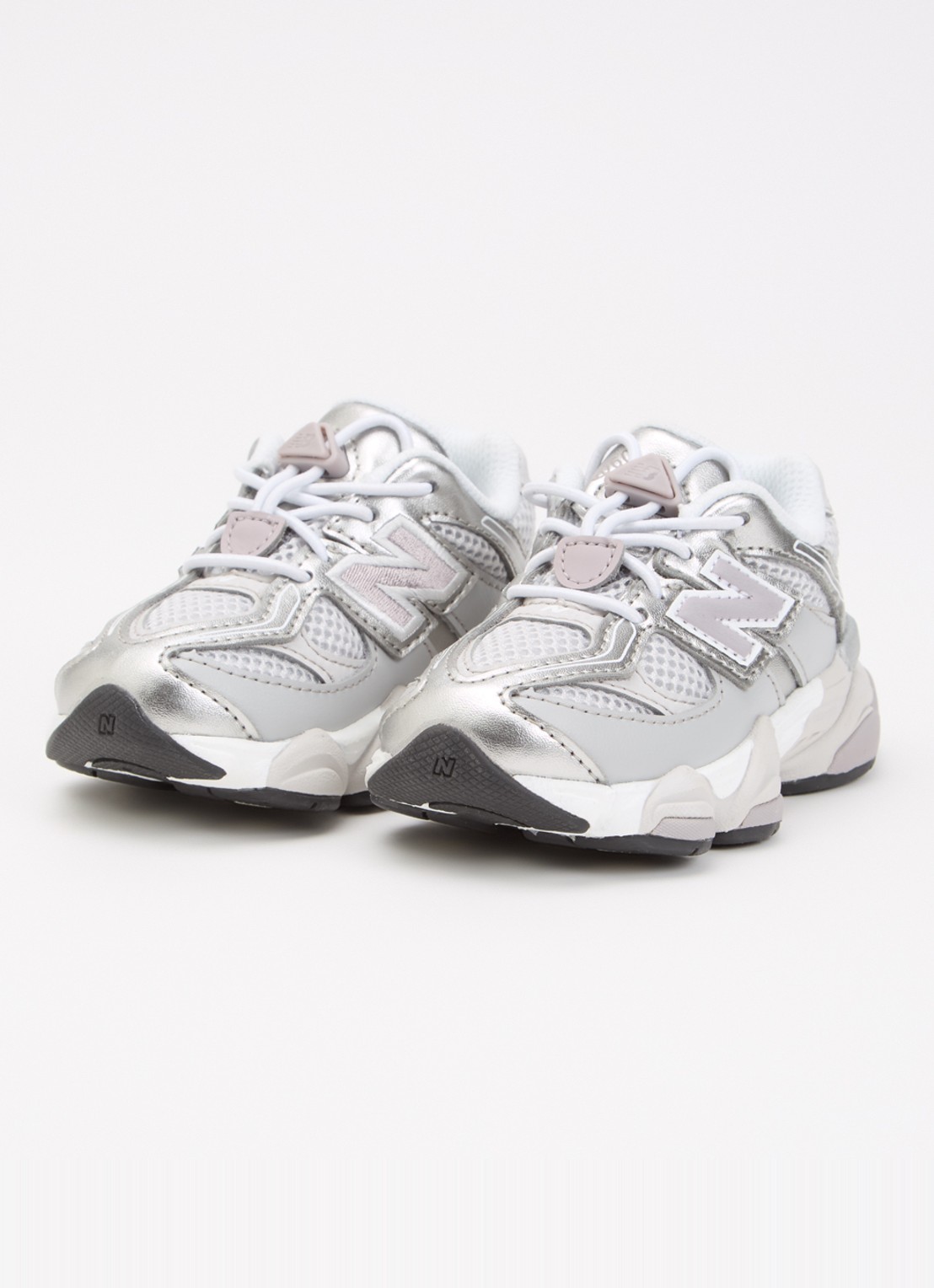 New Balance 9060 sneaker met mesh details - voorkant 4 grijs
