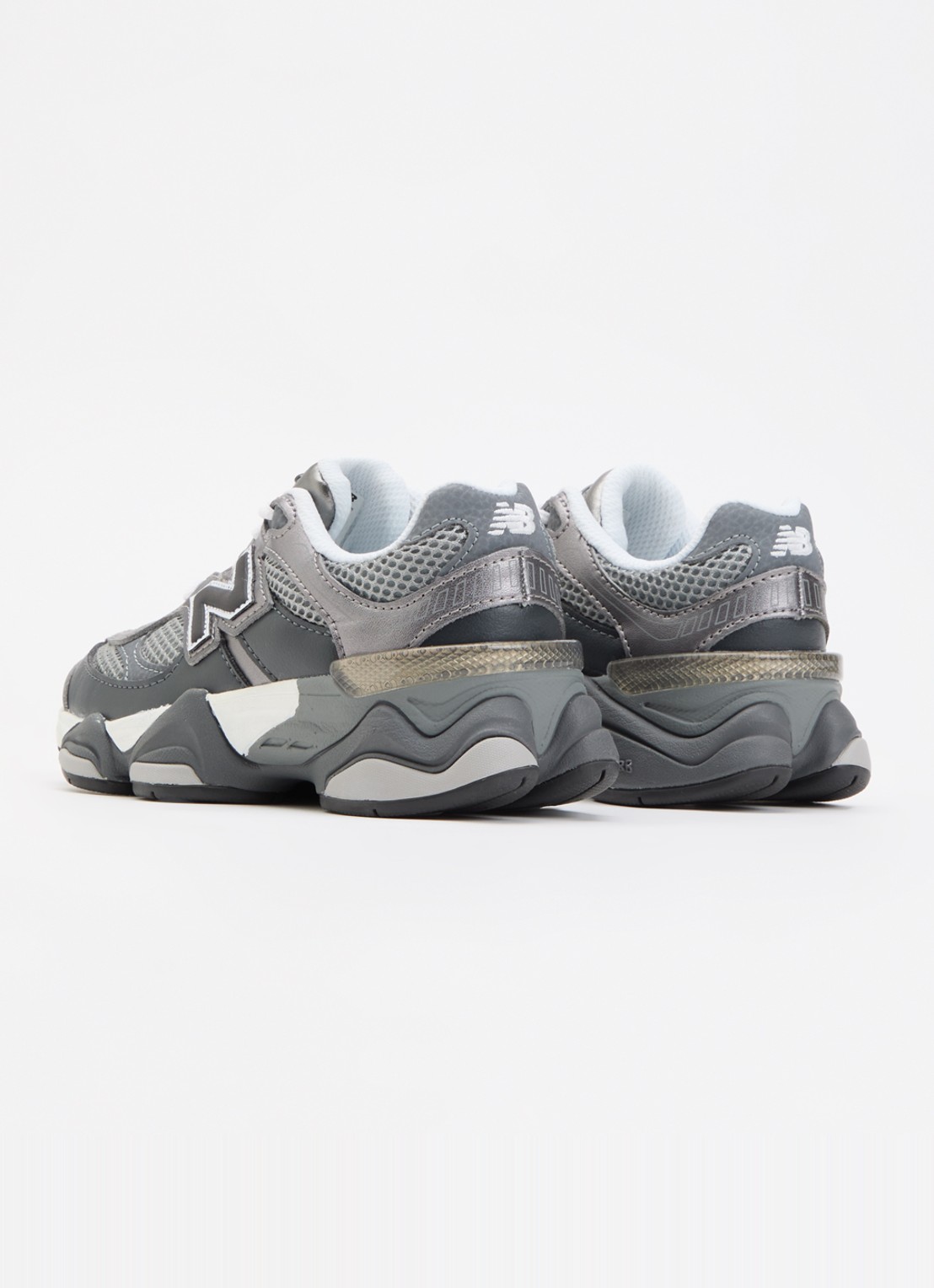New Balance 9060 sneaker met mesh details - achterkant donkergrijs