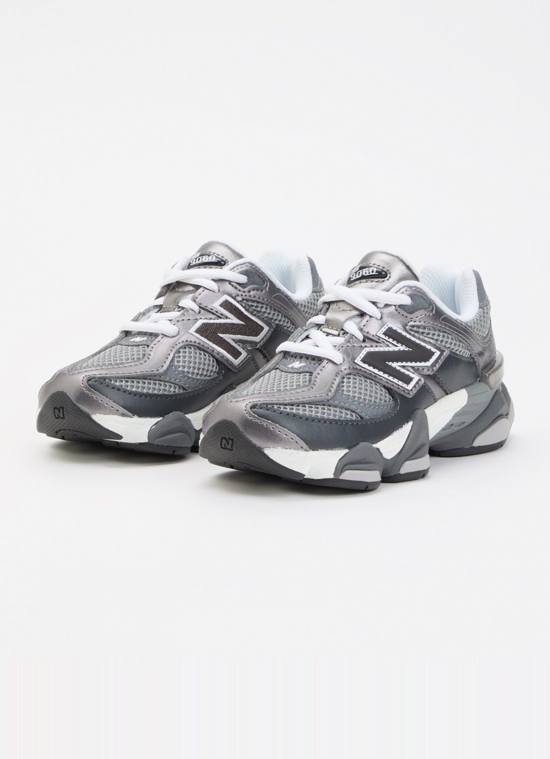 New Balance 9060 sneaker met mesh details - voorkant 3 donkergrijs