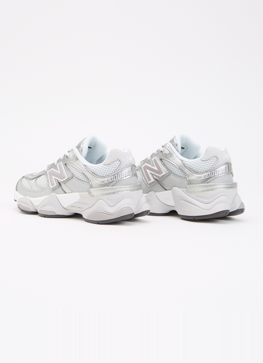 New Balance 9060 sneaker met mesh details - achterkant 3 zilver
