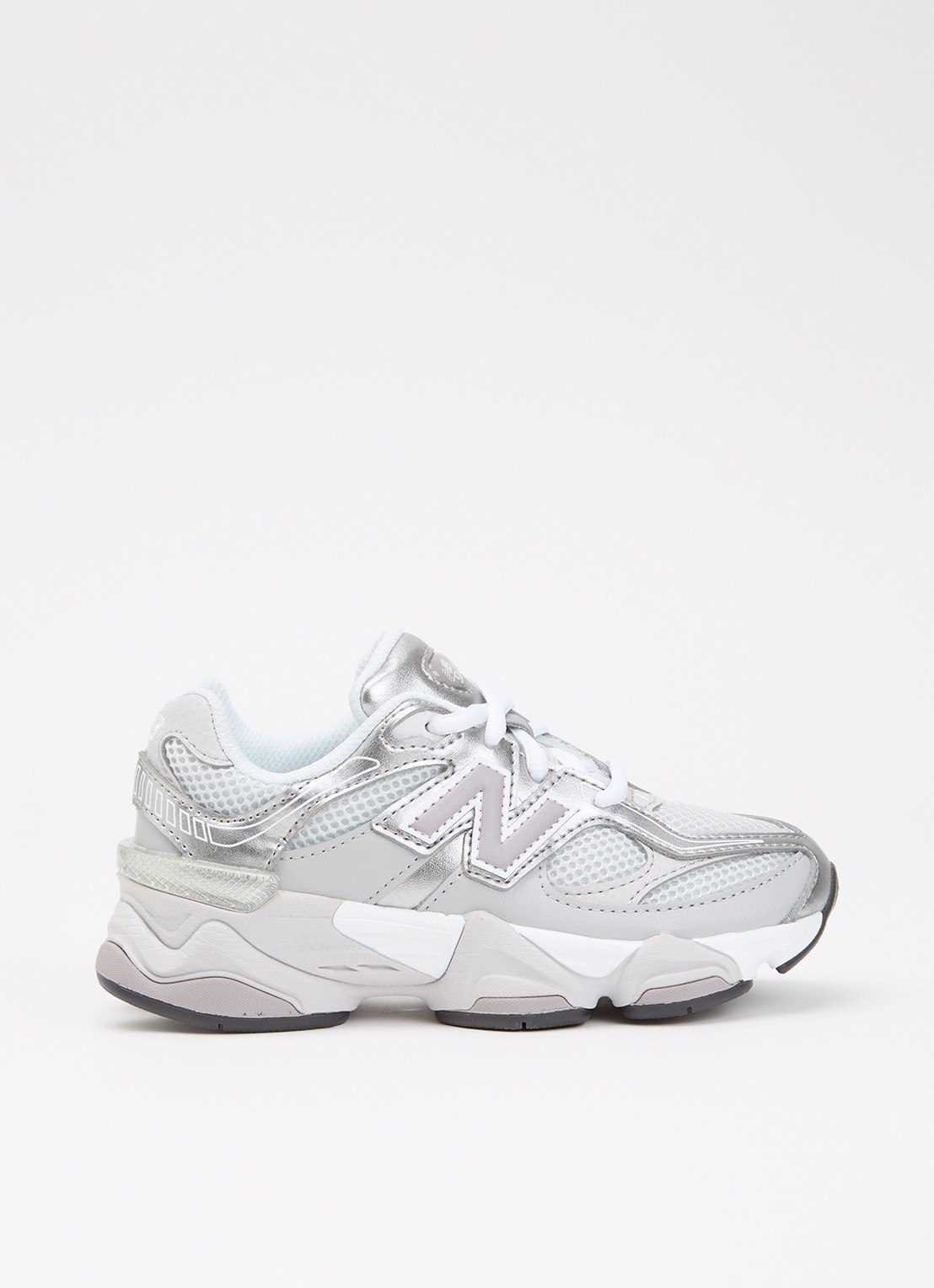 New Balance 9060 sneaker met mesh details - voorkant zilver