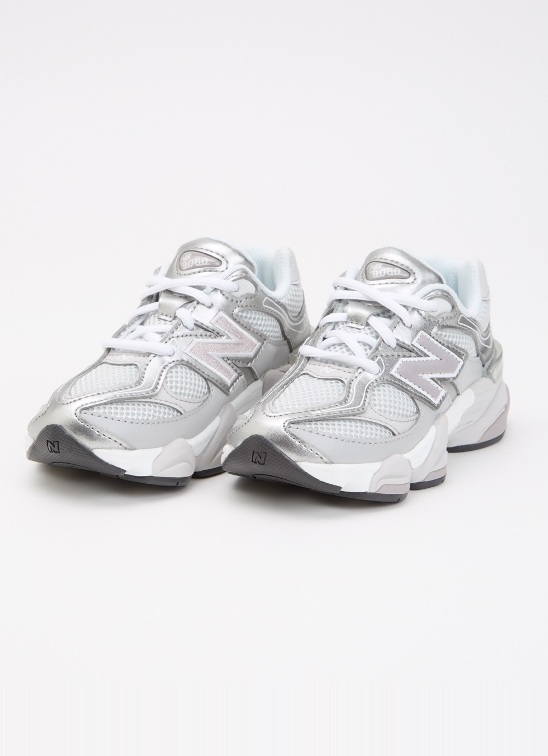 New Balance 9060 sneaker met mesh details - voorkant 2 zilver