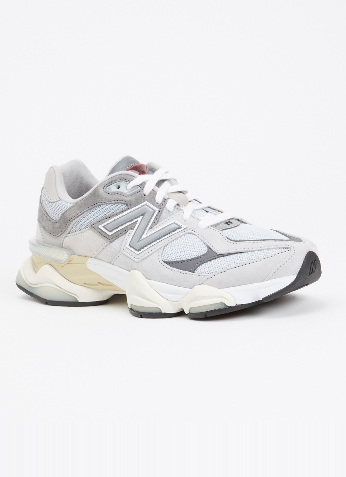 New Balance 9060 sneaker met mesh en suède details - voorkant 2 lichtgrijs