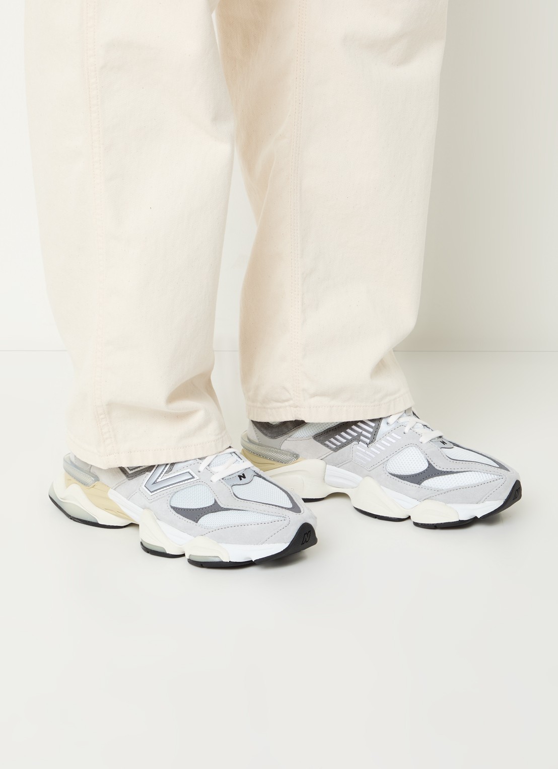 New Balance 9060 sneaker met mesh en suède details - voorkant 3 lichtgrijs