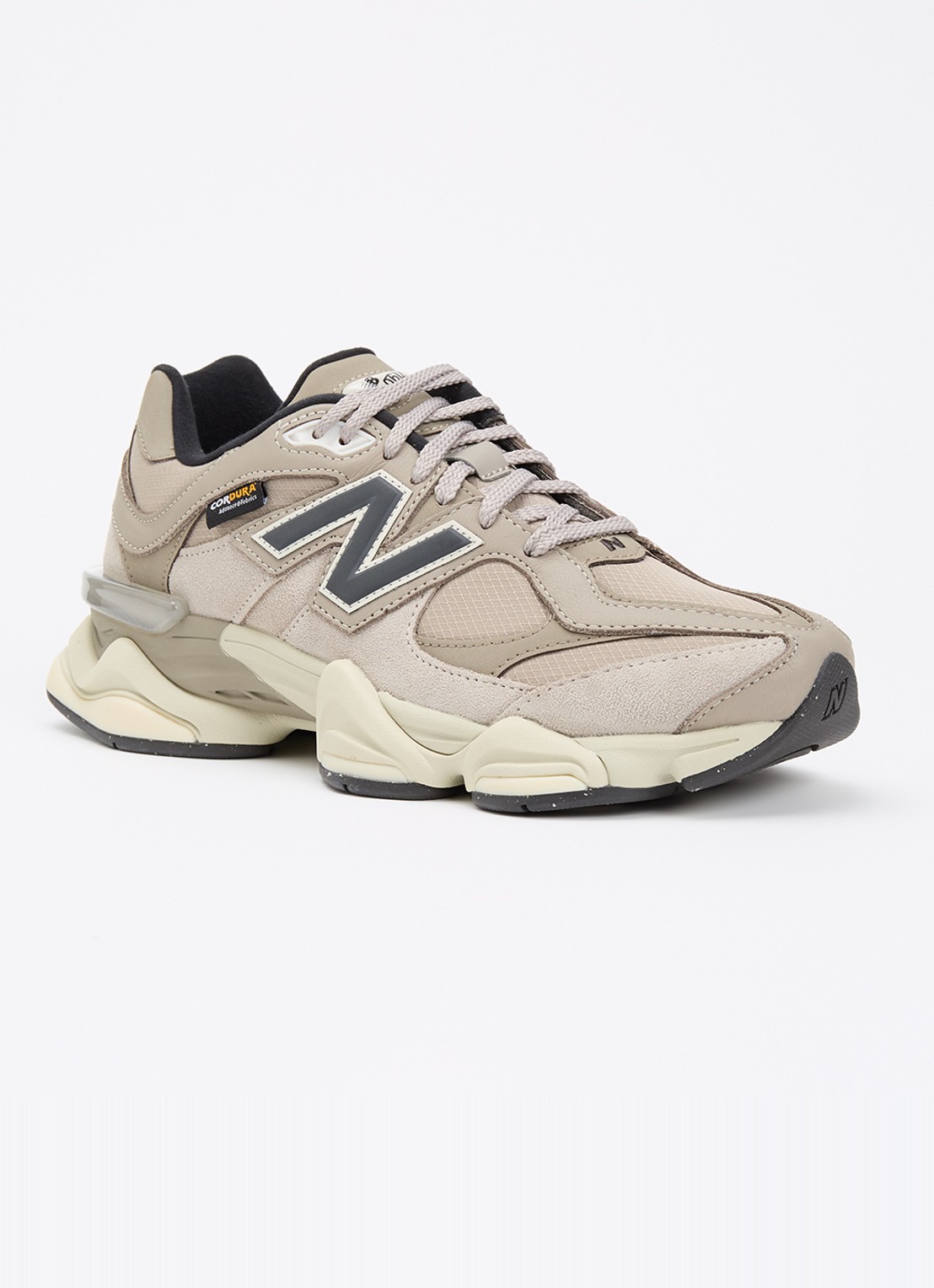 New Balance 9060 sneaker met mesh en suède details - voorkant 5 beige