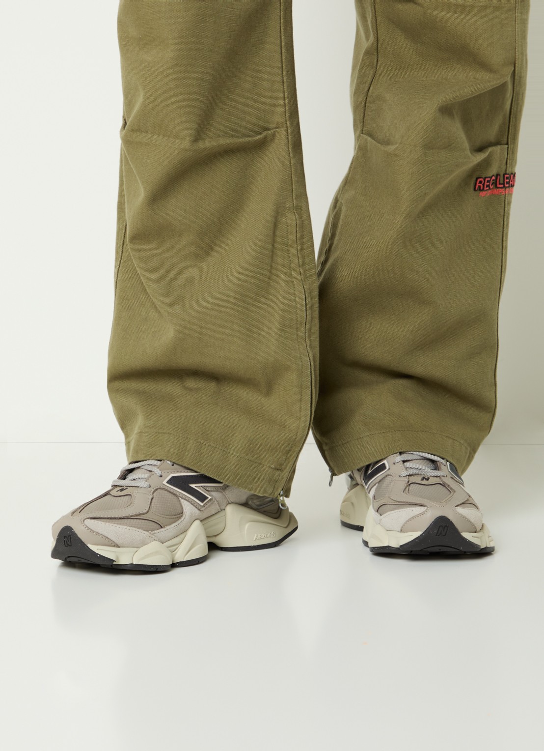 New Balance 9060 sneaker met mesh en suède details - voorkant 6 beige