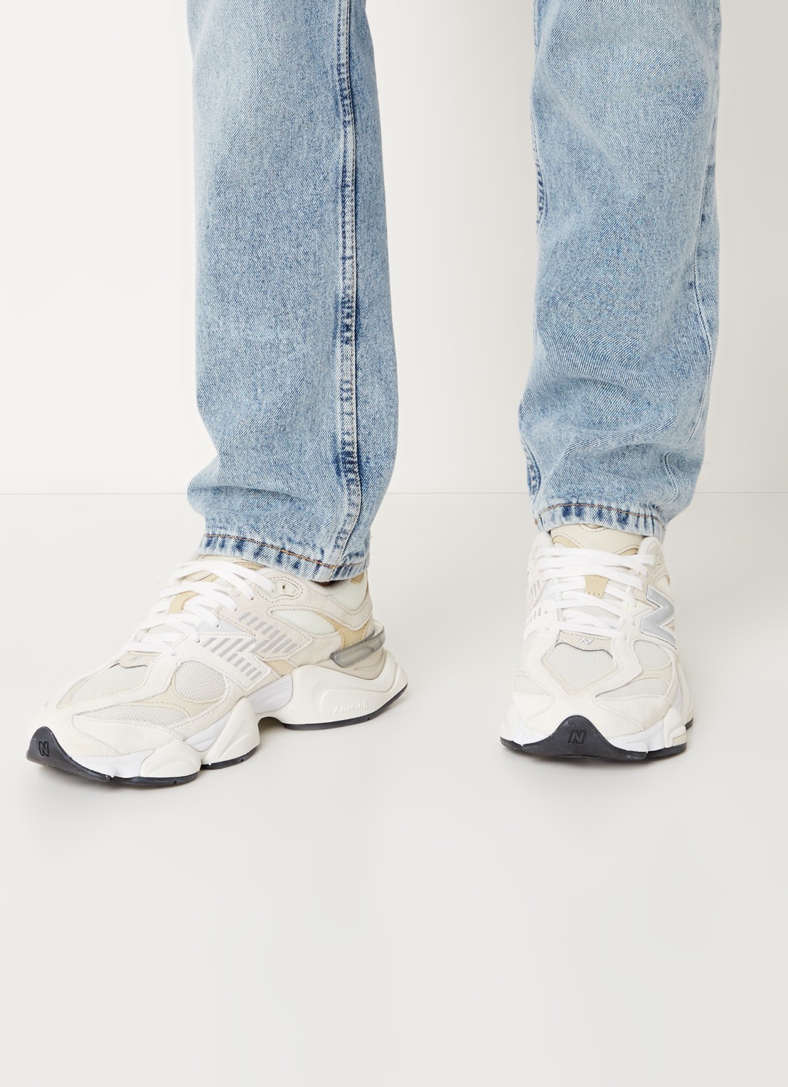New Balance 9060 sneaker met suède details - voorkant 6 beige
