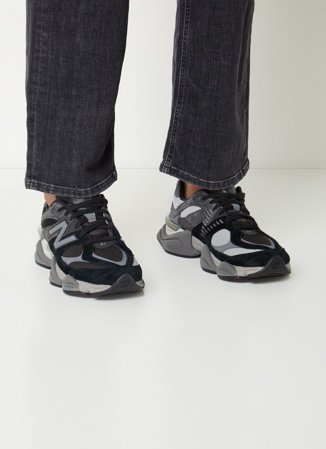 New Balance 9060 sneaker met suède details - voorkant 2 zwart