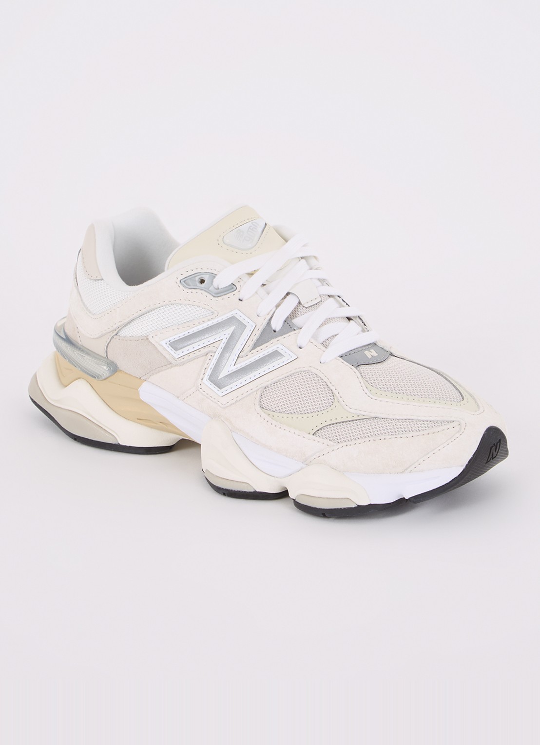 New Balance 9060 sneaker met suède details - voorkant 2 creme