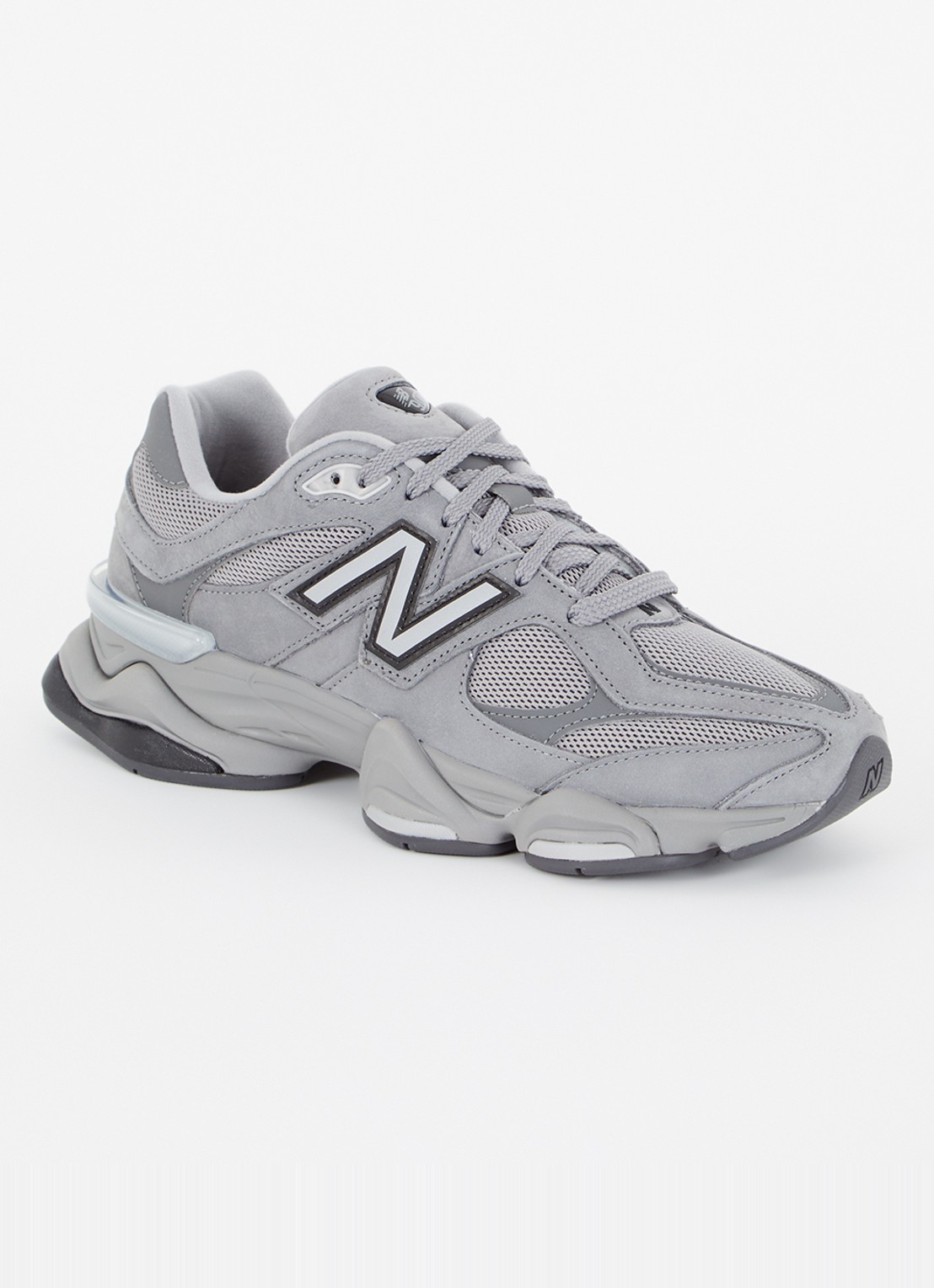 New Balance 9060 sneaker met suède details - voorkant grijs
