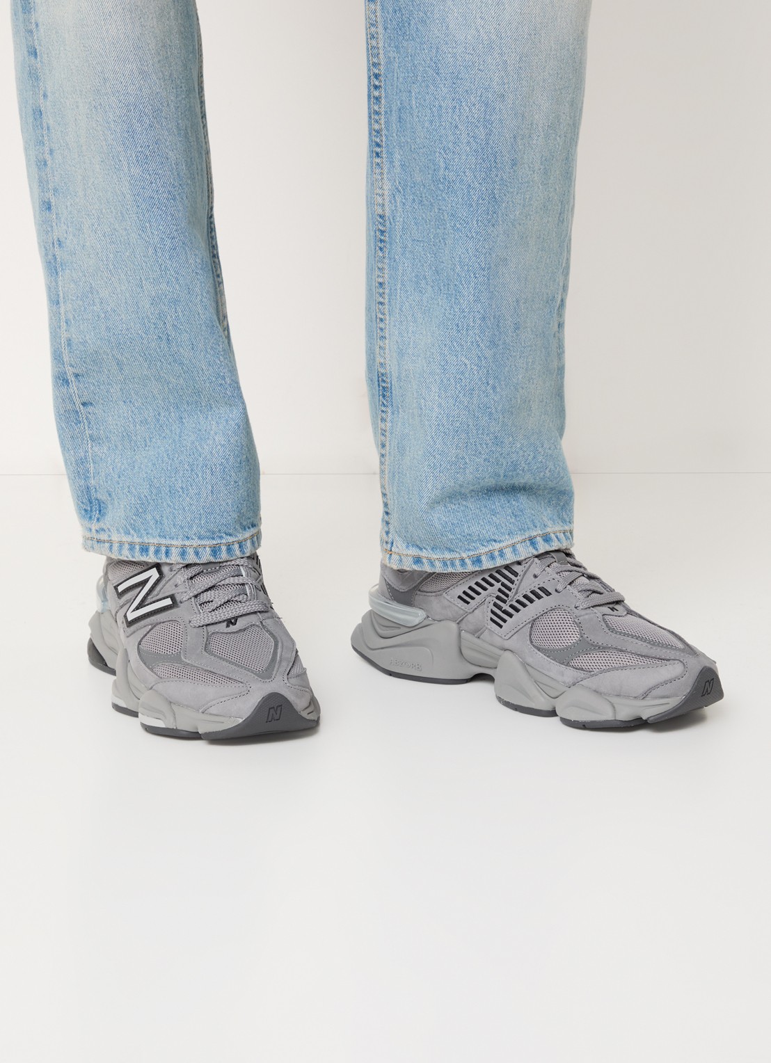 New Balance 9060 sneaker met suède details - voorkant 2 grijs